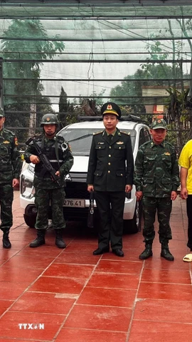 Các đối tượng tổ chức đưa đón người vượt biên trái phép bị bộ đội biên phòng bắt giữ. (Ảnh: TTXVN phát)
