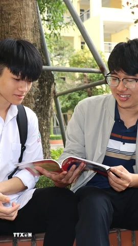 Thầy giáo Nguyễn Minh Tuấn, chủ nhiệm đội tuyển Toán vừa là người thầy vừa là người anh của Quốc Anh trong học tập và cuộc sống. (Ảnh: Hoàng Ngà/TTXVN)