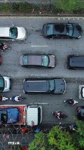 4 làn ô tô nối đuôi nhau hướng về trung tâm Hà Nội sau kỳ nghỉ Tết Nguyên Đán. (Ảnh: Phan Phương/TTXVN)