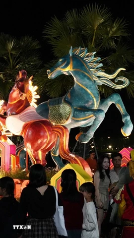 Du khách tham quan linh vật ngựa ở bờ Nam sông Hương, thành phố Huế dịp Tết Bính Ngọ 2026. (Ảnh: Nguyên Lý/TTXVN)