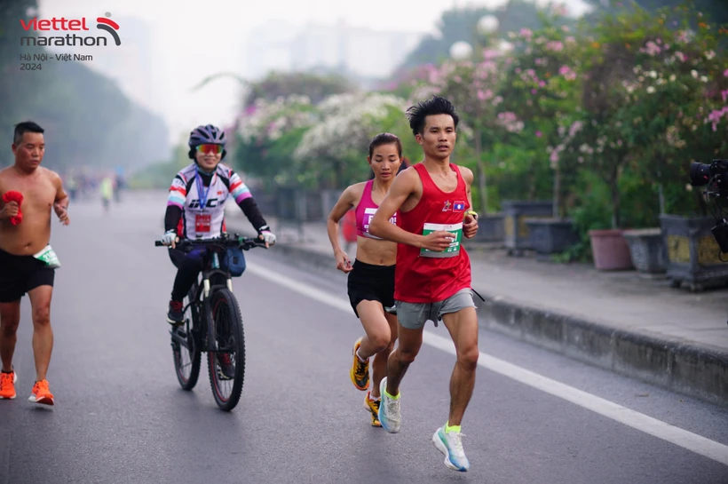 Nguyễn Văn Lai về nhất tại chặng cuối của Giải chạy quốc tế Viettel Marathon 2024 tại Angkor Wat, Campuchia. (Ảnh: BTC)