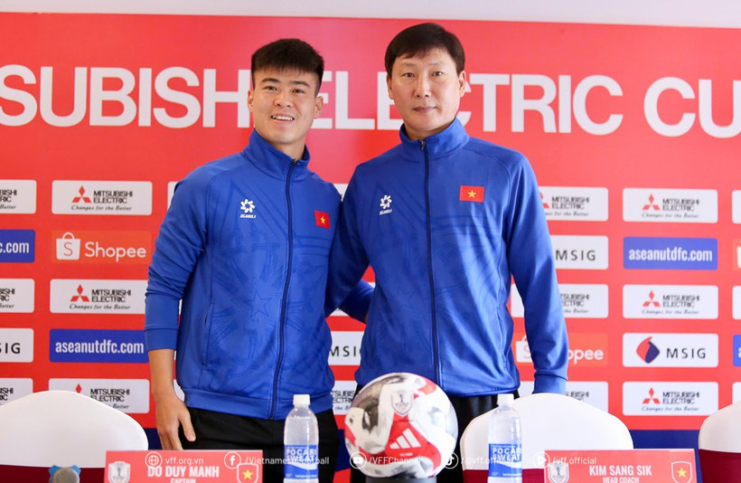Huấn luyện viên Kim Sang-sik (phải) và đội trưởng Đỗ Duy Mạnh tham dự buổi họp báo trước trận bán kết lượt về AFF Cup 2024. (Ảnh: VFF)