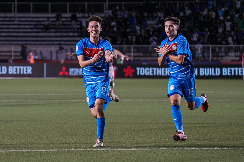 Sandro Reyes (trái) lập siêu phẩm sút xa mở tỷ số cho Philippines. (Ảnh: pmnft_official)