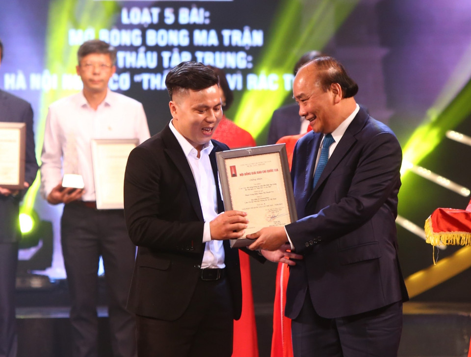 Thủ tướng Nguyễn Xuân Phúc trao giải A Giải Báo chí Quốc gia 2019 cho đại diện nhóm tác giả Báo Điện tử VietnamPlus. Tác phẩm 'Ma trận đấu thầu tập trung': Hà Nội nguy cơ 'thất thủ' vì rác thải của nhóm tác giả Báo Điện tử VietnamPlus giành giải A ở hạng mục Tin, bài phản ánh, phỏng vấn, bình luận, tọa đàm, giao lưu trực tuyến trên báo điện tử. (Ảnh: Nguyên An/Vietnam+)