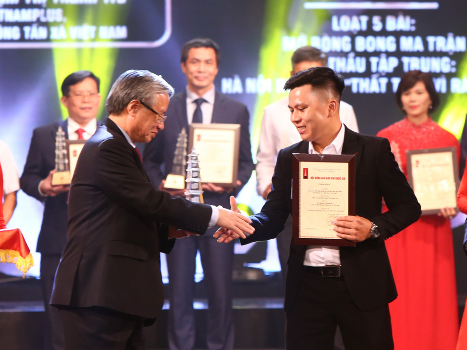 Thủ tướng Nguyễn Xuân Phúc và Thường trực Ban Bí thư cùng các tác giả, đại diện nhóm tác giả đoạt Giải A Giải Báo chí Quốc gia lần thứ 14. (Ảnh: Nguyên An/Vietnam+)