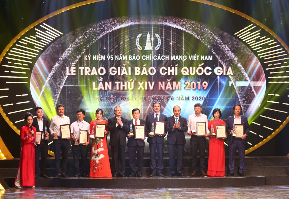 Thủ tướng Nguyễn Xuân Phúc và Thường trực Ban Bí thư cùng các tác giả, đại diện nhóm tác giả đoạt Giải A Giải Báo chí Quốc gia lần thứ 14. (Ảnh: Nguyên An/Vietnam+)