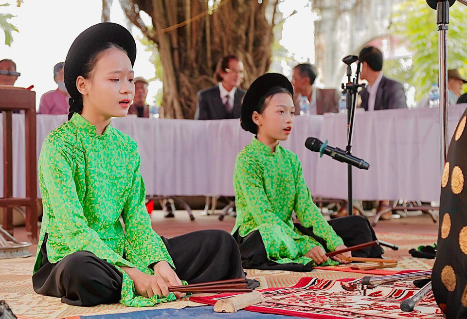 Đây cũng là sự cố gắng của Câu lạc bộ Ca trù Đông Môn trong việc đào tạo lớp đào kép kế cận để gìn giữ và bảo tồn bộ môn nghệ thuật này. (Ảnh: CTV/Vietnam+)