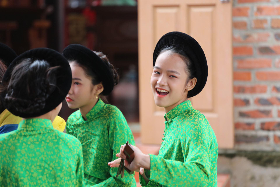 Tham dự buổi lễ có các đào kép từ các câu lạc bộ ca trù Đông Môn, Hải Phòng, đặc biệt là các đào kép nhí được đào tạo từ các trường phổ thông ở địa phương. (Ảnh: CTV/Vietnam+)