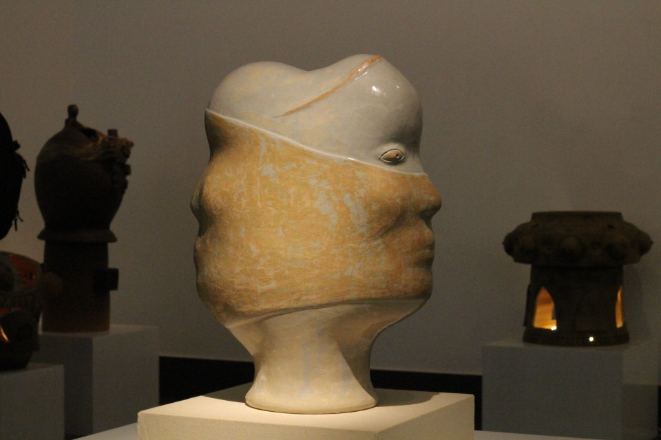 Trong đó có ‘‘Bình thường mới’’ của tác giả Nguyễn Khắc Quân (Hà Nội) được trao giải đồng hạng. Tác phẩm ra đời năm 2020 trong những làn sóng dịch COVID-19 đầu, khi người ta khó nhận ra nhau qua những chiếc khẩu trang. (Ảnh: Minh Anh/Vietnam+)