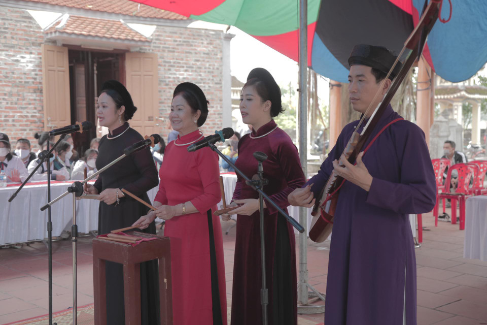 Vào thời điểm hưng thịnh, hát ca trù được coi là một nghề kiếm sống cho hàng trăm người dân ở Đông Môn. Trong ảnh từ trái sang là các ca nương Phạm Thị Liên, ca nương-Nghệ sỹ ưu tú Đỗ Quyên, ca nương Lương Hải Phượng và kép Tô Văn Tuyên. (Ảnh: CTV/Vietnam+)