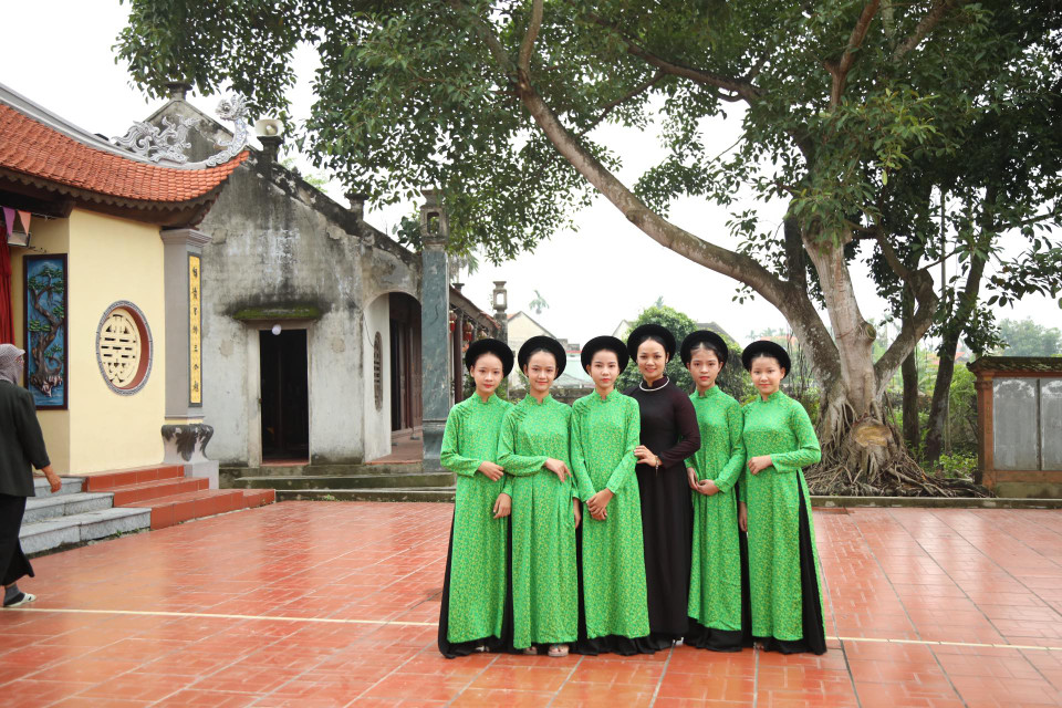 Sáng ngày 29/10, tại Đền thờ Ca công Đông Môn, xã Hòa Bình, huyện Thủy Nguyên, Hải Phòng đã tổ chức ngày giỗ nhị vị Thánh sư Ca công, tổ nghề nghệ thuật ca trù. (Ảnh: CTV/Vietnam+)