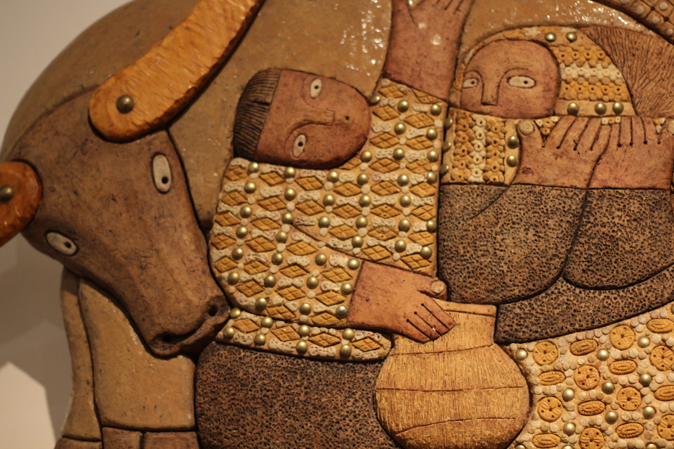 Gần gũi với cày cấy và đất bùn, hình tượng con trâu cũng xuất hiện trong nhiều tác phẩm tại triển lãm. Trong hình là ‘‘Đồng xanh’’ của Lê Văn Khuy (Hải Dương) trên gốm, đồng, gỗ. (Ảnh: Minh Anh/Vietnam+)