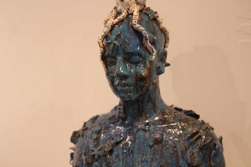 ''Nàng'' của tác giả Nguyễn Thu Thủy (Hưng Yên) cũng là một tác phẩm gốm nghệ thuât, chất liệu gỗ men màu. (Ảnh: Minh Anh/Vietnam+)