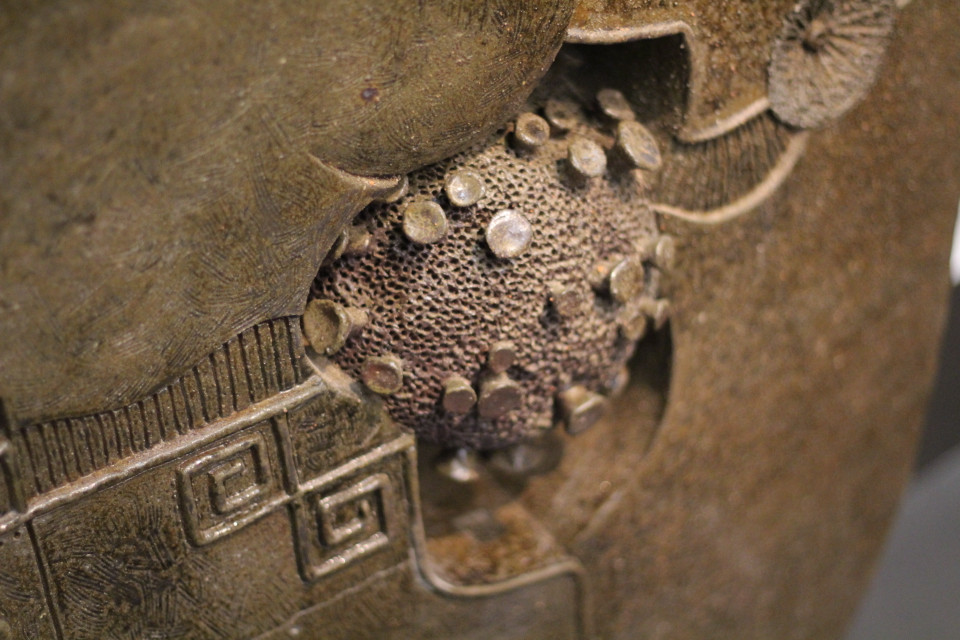 Vì dịch bệnh nên nhiều tác giả tại các tỉnh thành không thể có mặt tại triển lãm, song sự kiện đã thể hiện sự kết tinh sáng tạo của nghệ nhân gốm cả nước. Nhiều tác phẩm cũng lấy chủ đề sự ảnh hưởng của COVID-19 lên cuộc sống hiện đại. (Ảnh: Minh Anh/Vietnam+)