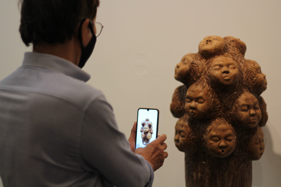 ‘‘Cây lành’’ lấy cảm hứng từ sức sống của cây và đất, tác phẩm của Nguyễn Khắc Quân. (Ảnh: Minh Anh/Vietnam+)