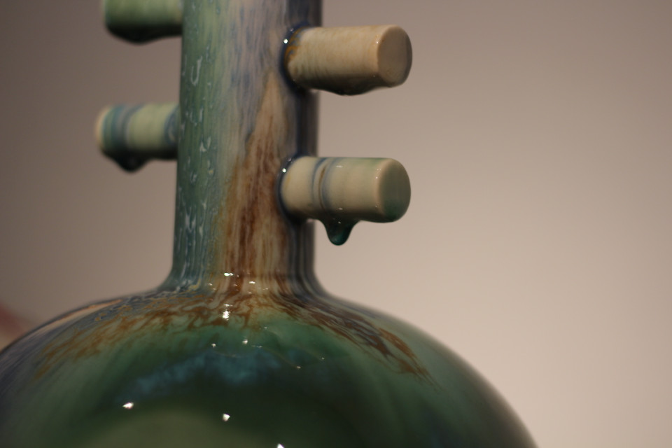 Một chi tiết trên tác phẩm ''Rong chơi'' - tác phẩm trên gốm men của Trần Đức Tân (Hà Nội). (Ảnh: Minh Anh/Vietnam+)