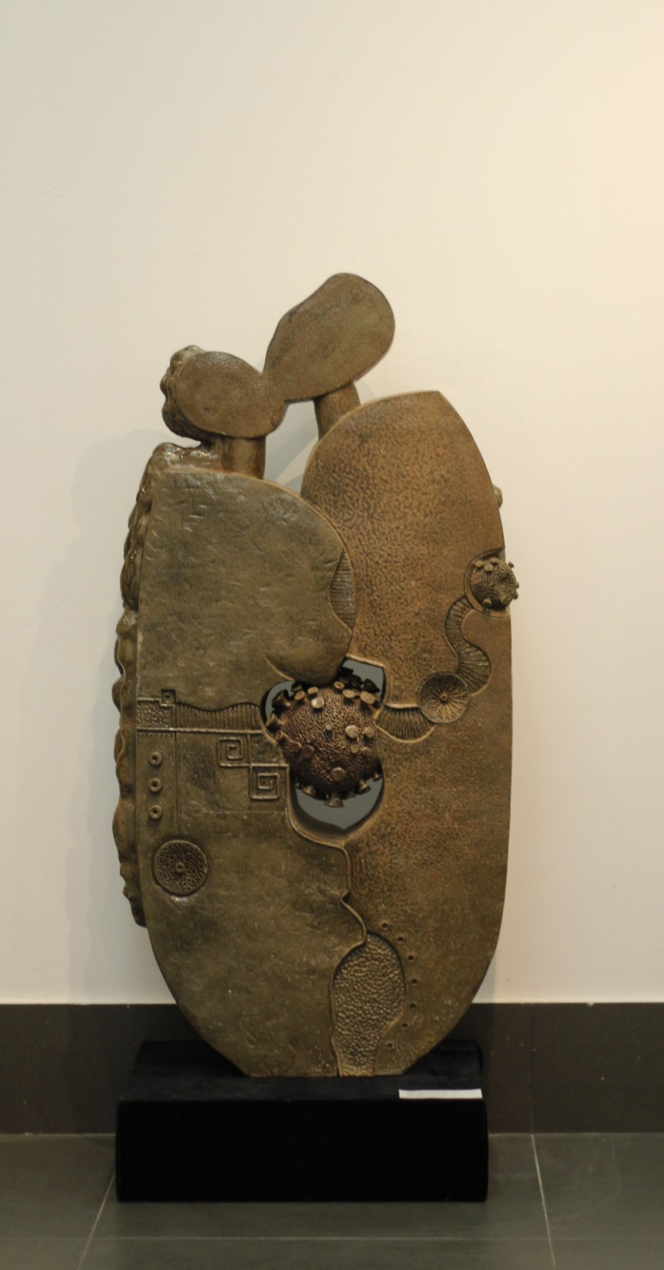 Hay như tác phẩm ‘‘Xâm nhập’’ của tác giả Nguyễn Văn Đô khắc họa một đôi trai-gái khi trao nhau nụ hôn, nhưng lại bị một vật thể giống như virus xen giữa. (Ảnh: Minh Anh/Vietnam+)