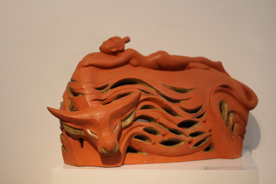 ‘‘Mùa nước nổi’’ của Lưu Thị Thanh Lan (Hà Nội) trên gốm đỏ men màu. (Ảnh: Minh Anh/Vietnam+)