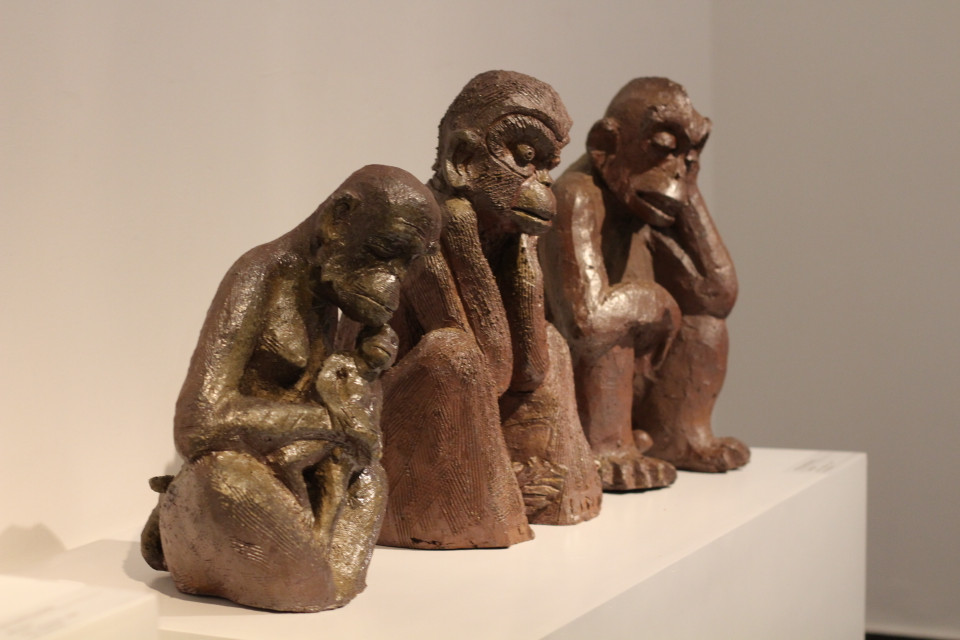 ''Tam thân'' của Đỗ Bá Quang (Hà Nội) lấy cảm hứng từ bộ tam tiên Phúc-Lộc-Thọ và con giáp của tác giả. Con khỉ cũng là hình tượng thường thấy trong các tác phẩm điêu khắc của ông. (Ảnh: Minh Anh/Vietnam+)