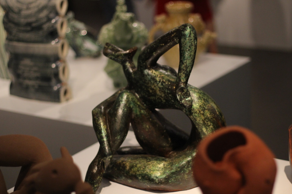 ''Yoga twist’’ (tạm dịch là cú vặn người yoga) ở chất liệu gốm phủ bạc của Bùi Đức Thành (Hà Nội).(Ảnh: Minh Anh/Vietnam+)