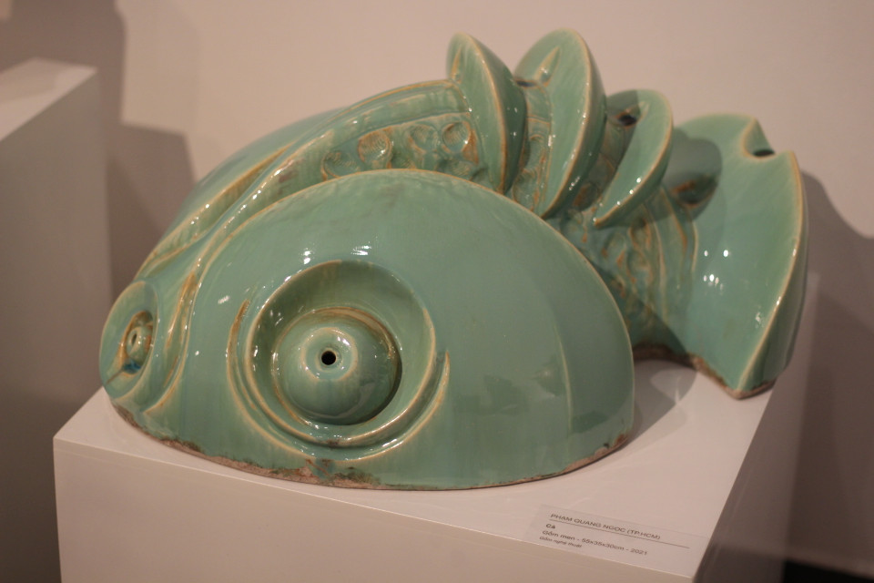 ''Cá'' trên gốm men của Phạm Quang Ngọc (Thành phố Hồ Chí Minh). (Ảnh: Minh Anh/Vietnam+)