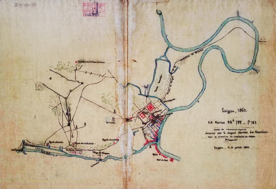 Triển lãm 'Dấu ấn kiến trúc Pháp ở Sài Gòn-Thành phố Hồ Chí Minh' (diễn ra đến hết ngày 24/11 tại phố đi bộ Nguyễn Huệ) giới thiệu tới công chúng khoảng 300 tài liệu, hình ảnh, bản đồ… về lịch sử hình thành và phát triển của Sài Gòn-Gia Định-Thành phố Hồ Chí Minh. Nhiều tài liệu quý hiếm được trưng bày tại đây như bản đồ Sài Gòn năm 1860. (Ảnh: BTC)