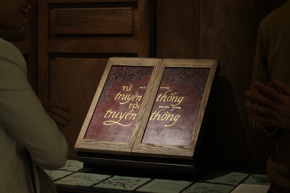 Triển lãm 'Từ truyền thống tới truyền thống' trưng bày các tác phẩm của sinh viên hai chuyên ngành Sơn mài và Lụa, ngành Hội họa, Đại học Mỹ thuật Việt Nam kéo dài từ ngày 30/10 đến 20/12 tại đình Nam Hương, 75 Hàng Trống, Hà Nội. (Ảnh: Minh Anh/Vietnam+)