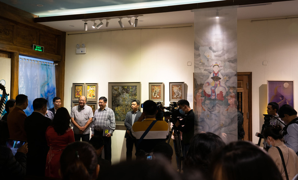 Tranh lụa 3m treo trên trần nhà cũng là một tác phẩm sắp đặt trên lụa, gây ấn tượng cho người xem dưới ánh đèn của khu trưng bày. (Ảnh: Nguyễn Thế Sơn)