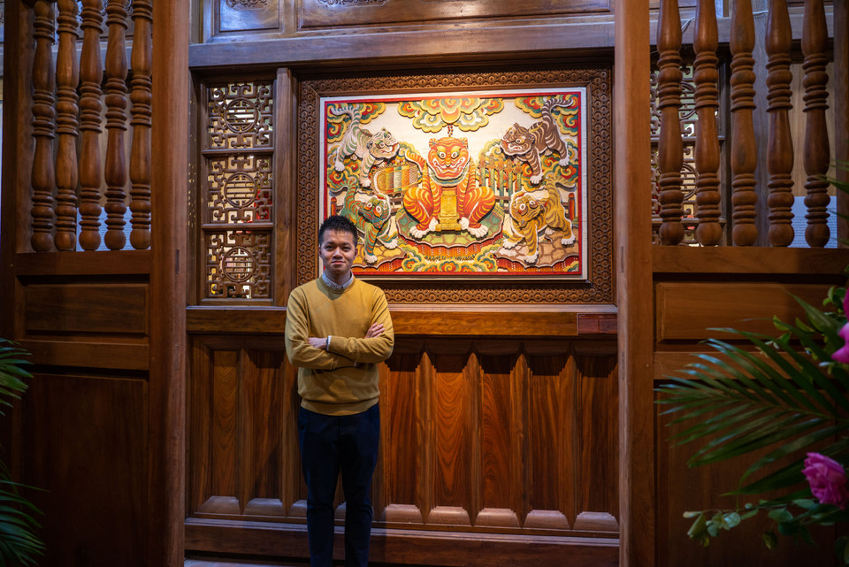 Nghệ sỹ Xuân Lam là cựu sinh viên của hai thầy Nguyễn Thế Sơn và Triệu Khắc Tiến. Đam mê với chủ đề truyền thống, tham gia triển lãm với tư cách khách mời. Anh là nghệ sỹ thuộc nhóm tác giả của phố bích họa Phùng Hưng và dự án nghệ thuật công cộng ở Phúc Tân. (Ảnh: Nguyễn Thế Sơn)