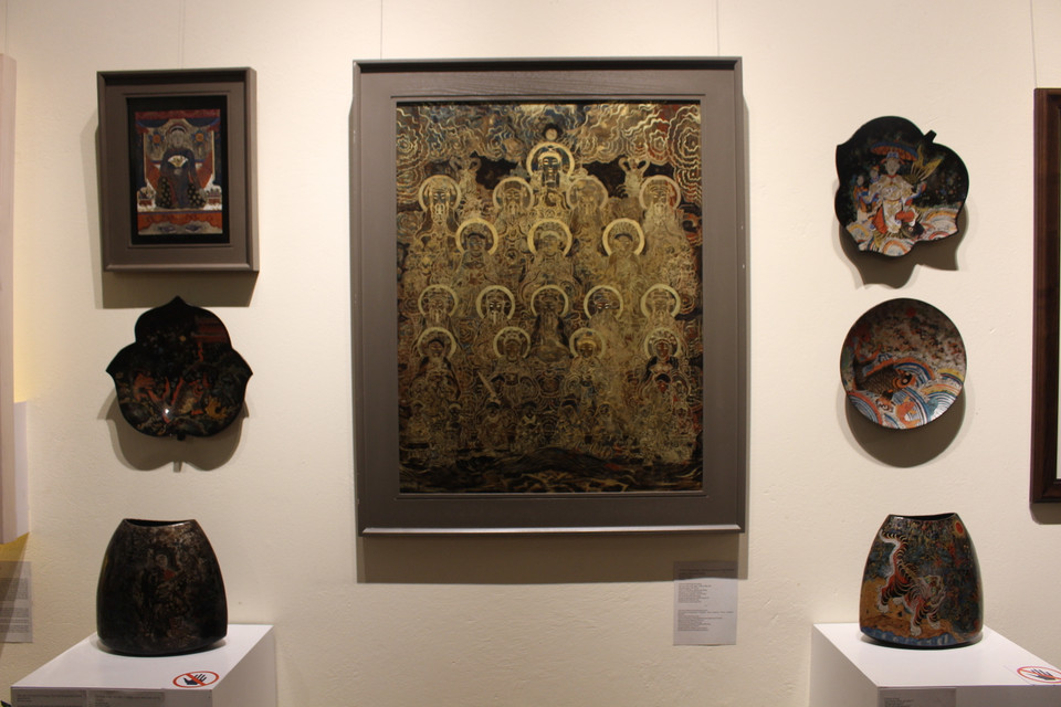 Triển lãm mang đến 25 tác phẩm bao gồm tranh và tác phẩm sắp đặt trên lụa và sơn mài của 26 tác giả. Đa số các tác phẩm đều có tính tương tác, sử dụng các hình ảnh trên tranh Hàng Trống với những nét riêng. (Ảnh: Minh Anh/Vietnam+)