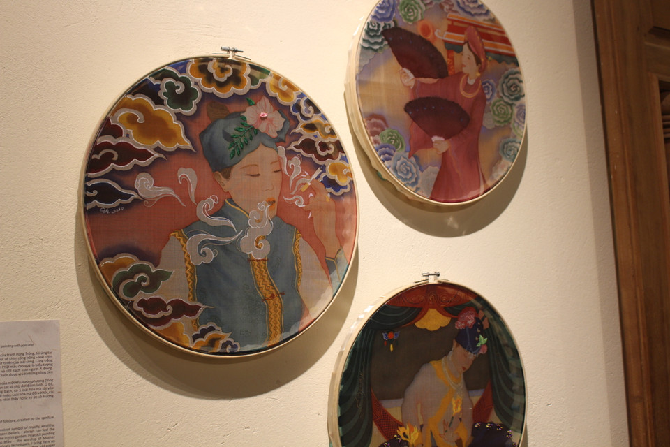 Các tác phẩm mang màu sắc, hình thái hiện đại hơn trên chất liệu lụa và sơn mài truyền thống. Thầy Nguyễn Thế Sơn cho biết, đây là một phương thức cách tân cho chương trình học của nhà trường khi làm bài tập chép tranh truyền thống. Thầy Thế Sơn và thầy Triệu Khắc Tiến là hai giảng viên của khoa Hội họa, người hướng dẫn cho các sinh viên tham gia cuộc triển lãm này. (Ảnh: Minh Anh/Vietnam+)