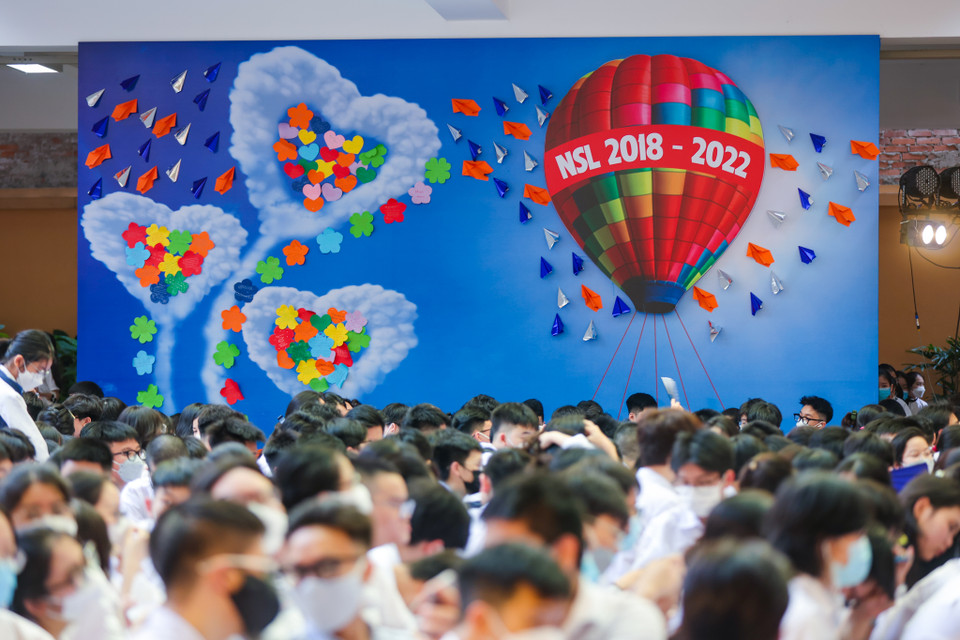 Những nỗ lực của các em và nhà trường, gia đình được gửi gắm qua những tờ giấy nhớ màu sắc và những chiếc máy bay giấy thay cho lời ước cất cánh bay xa. (Ảnh: Minh Sơn/Vietnam+)