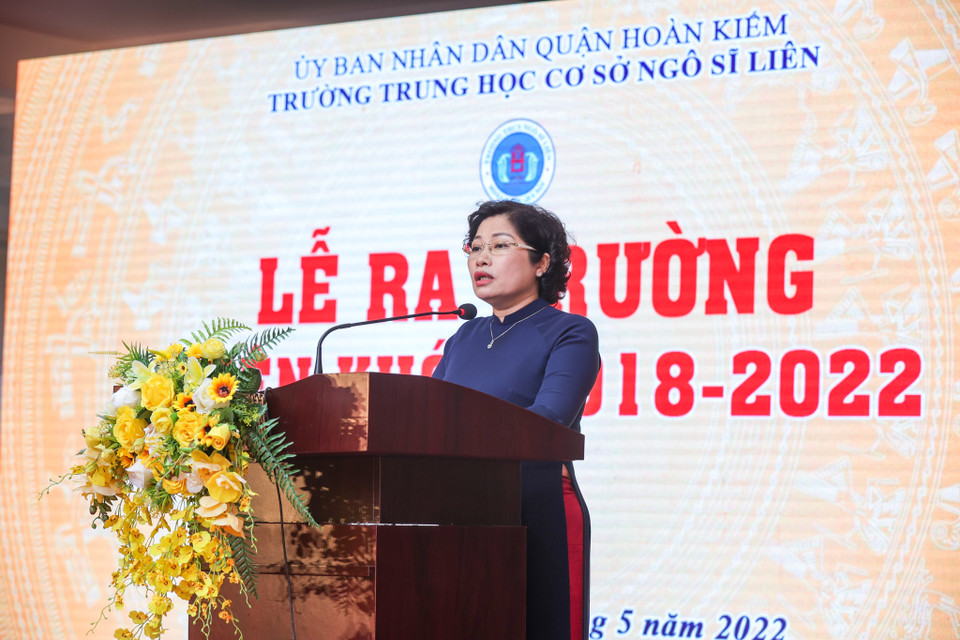 ''6 tháng 'di dân' lên Zoom, Teams trong tình hình COVID-19 phức tạp cũng là những ngày đáng nhớ như thế'' cô Phạm Thu Hà - Hiệu trưởng Trường Trung học cơ sở Ngô Sĩ Liên chia sẻ trong buổi lễ. ''Các con là khóa học trò đi suốt đại dịch kéo dài 3 năm với những khó khăn chưa từng có.'' (Ảnh: Minh Sơn/Vietnam+)