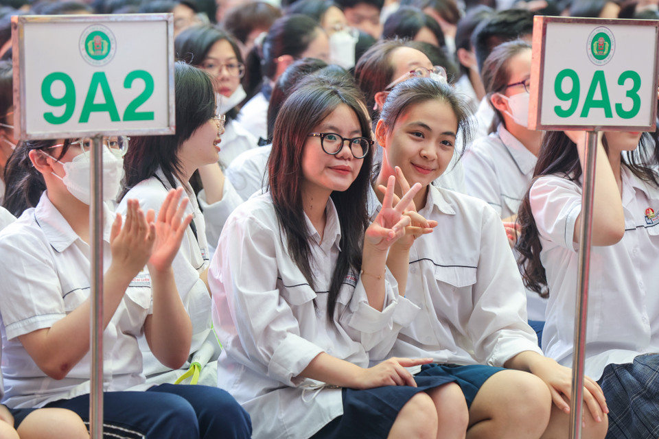 Thay lời đội ngũ giáo viên trường, cô Thu Hà khẳng định các thầy cô sẽ nhớ về khóa học sinh vượt khó, chinh phục thành công nhiều thử thách trên con đường học tập, với những thành quả ngọt ngào gồm 20 giải quốc tế và hàng loạt giải quốc gia, giải học sinh giỏi cấp thành phố. (Ảnh: Minh Sơn/Vietnam+)