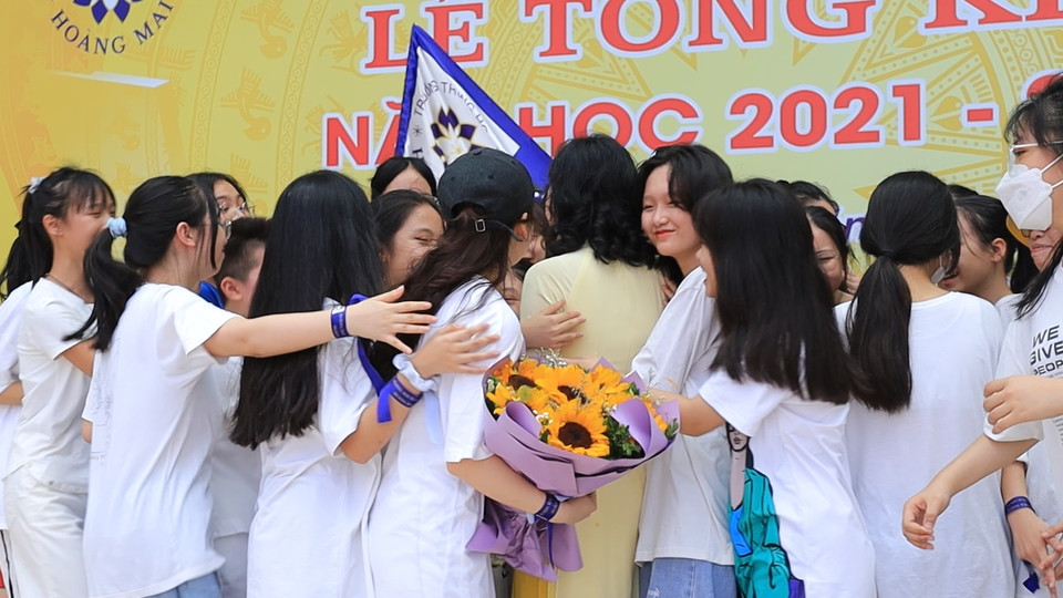 Với những khoảnh khắc đầy cảm xúc trong ngày bế giảng cuối cùng của những năm cấp hai, khó lẽ mỗi học sinh đều thấm đượm lời gửi gắm của cô hiệu trưởng: ''Mai đây dù đi bất cứ đâu, các em hãy luôn nhớ về mái trường thân thương này.'' (Ảnh: Hoàng Đạt/Vietnam+)