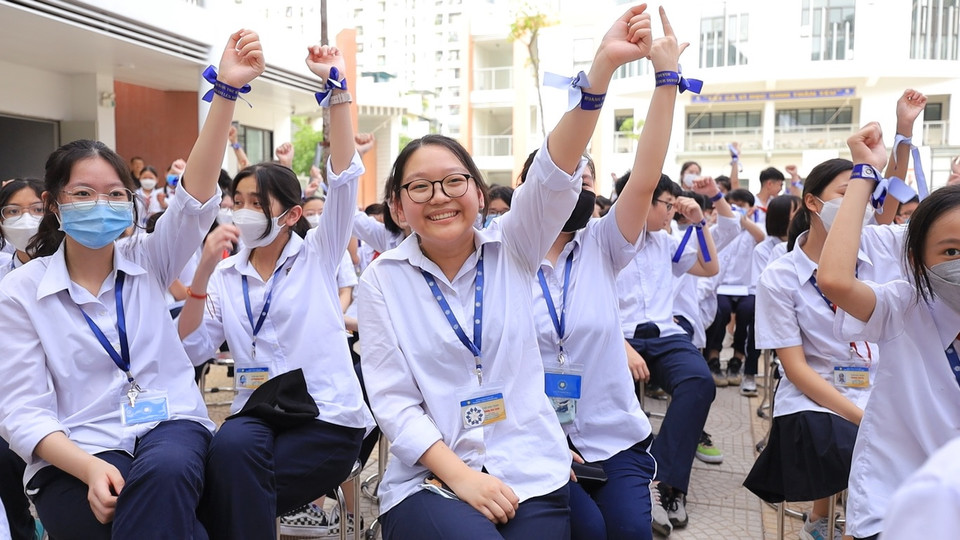 Hô vang lời quyết tâm cho kỳ thi sắp tới, học sinh khối lớp 9 tại Trường trung học cơ sở Hoàng Mai cũng có một buổi bế giảng đáng nhớ dưới chiều mưa ngày 27/5. (Ảnh: Hoàng Đạt/Vietnam+)