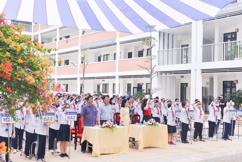Trong ngôi trường mới hoàn thiện xây dựng giữa mùa COVID-19 năm 2021, khoảnh khắc chào cờ trong buổi bế giảng dường như cũng trang trọng hơn bình thường. (Ảnh: PV/Vietnam+)