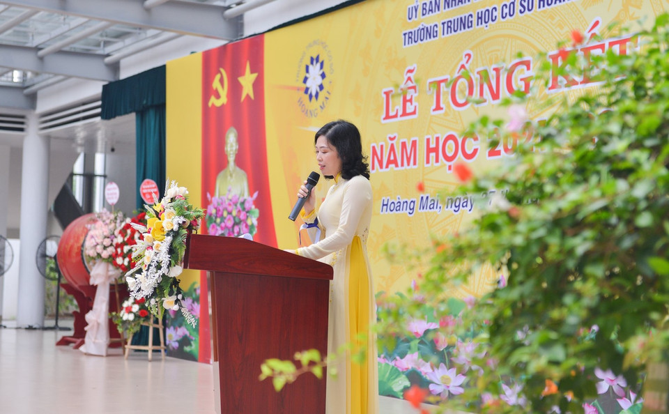 Phát biểu trước toàn trường, cô Chu Thị Xuân Hường - Hiệu trưởng Trường trung học cơ sở Hoàng Mai xúc động nhắn nhủ: ''Mùa Hè này của các em sẽ thật vất vả với những kỳ thi vô cùng quan trọng nhưng cũng vô cùng ý nghĩa, mong các em cố gắng học tập thật tốt để đạt được ước mơ của mình.'' (Ảnh: PV/Vietnam+) 