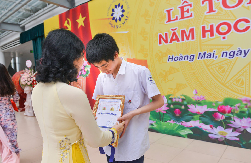 Với hoạt động tổng kết năm học, nhà trường trao tặng nhiều phần quà để ghi nhận thành tích và nỗ lực học tập của 29 huy chương vàng từ cuộc thi tìm kiếm tài năng toán học ITMC và hàng chục giải học sinh giỏi cấp thành phố, quận... đặc biệt là giành cho các em học sinh khối 9. (Ảnh: PV/Vietnam+)