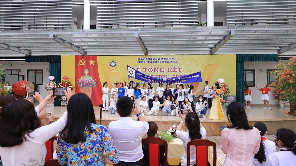 Lễ bế giảng lần này còn ghi dấu lần đầu một cô giáo trẻ tuổi cùng tham gia với các học sinh trong màn trình diễn nhảy hiện đại, khuấy động bầu không khí trong ngày lễ đặc biệt, đưa cô-trò đến gần với nhau hơn. (Ảnh: Hoàng Đạt/Vietnam+)