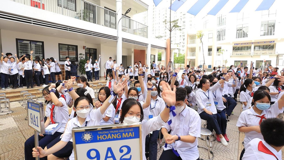 Thế nhưng điều đó không ngăn cản các em cùng nhau làm nên những kỷ niệm đẹp, đáng nhớ nhất có lẽ là các buổi liên hoan, lễ kỷ niệm ngày 20/11, 8/3... trực tuyến cho các thầy cô và cả lớp giữa mùa dịch COVID-19. (Ảnh: Hoàng Đạt/Vietnam+)