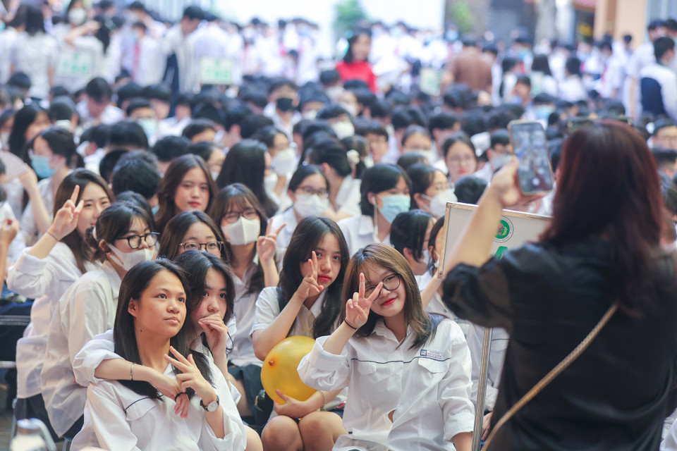 Lễ bế giảng của khối học sinh lớp 9, khóa 2018-2022 tại Trường Trung học cơ sở Ngô Sĩ Liên (Hoàn Kiếm, Hà Nội) diễn ra chiều 26/5 là một buổi lễ như vậy, khi mọi khoảnh khắc giữa bạn bè, thầy-trò đều đáng được ghi nhớ mãi. (Ảnh: Minh Sơn/Vietnam+)