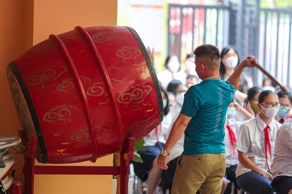 Dù sau ngày bế giảng 26/5, học sinh lớp 9 vẫn tiếp tục lên lớp để có những buổi ôn thi tập trung trước ngày ''lâm trận,'' tiếng trống trường của buổi khai giảng cuối trong đời học sinh cấp hai dường như vang vọng, sâu lắng hơn. (Ảnh: Minh Sơn/Vietnam+)