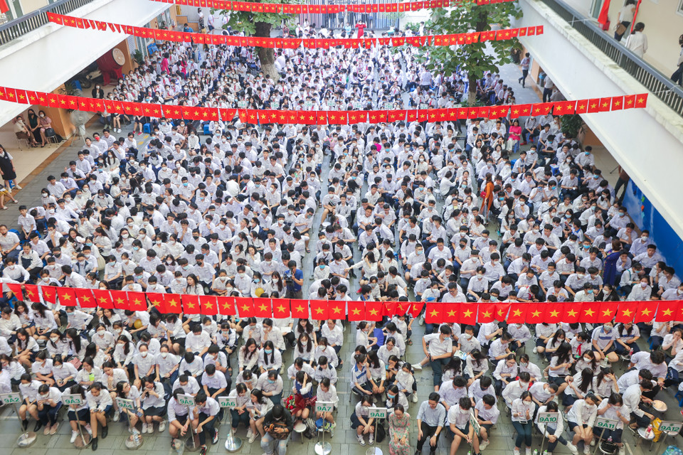 Khóa 2018-2022 cũng là lứa học trò đã chứng kiến trọn vẹn sự đổi thay về diện mạo của trường Ngô Sĩ Liên, nói lời tạm biệt những bức tường vàng ngói đỏ. (Ảnh: Minh Sơn/Vietnam+)