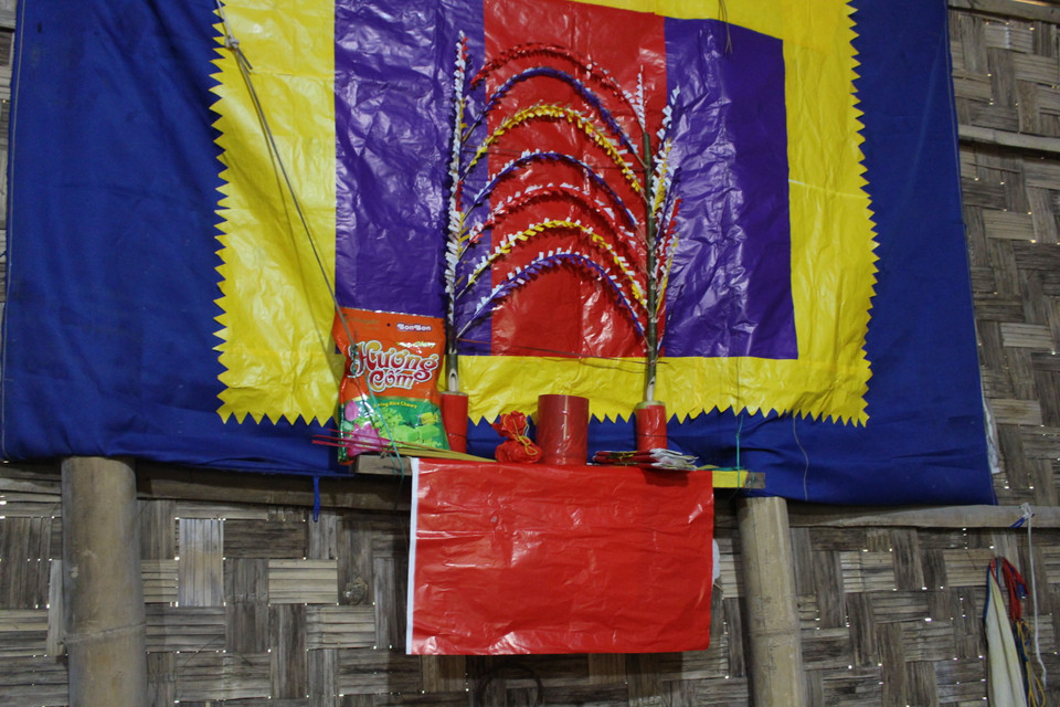 Túi tiền được nhà gái đặt lên ban thờ. (Ảnh: Minh Anh/Vietnam+)