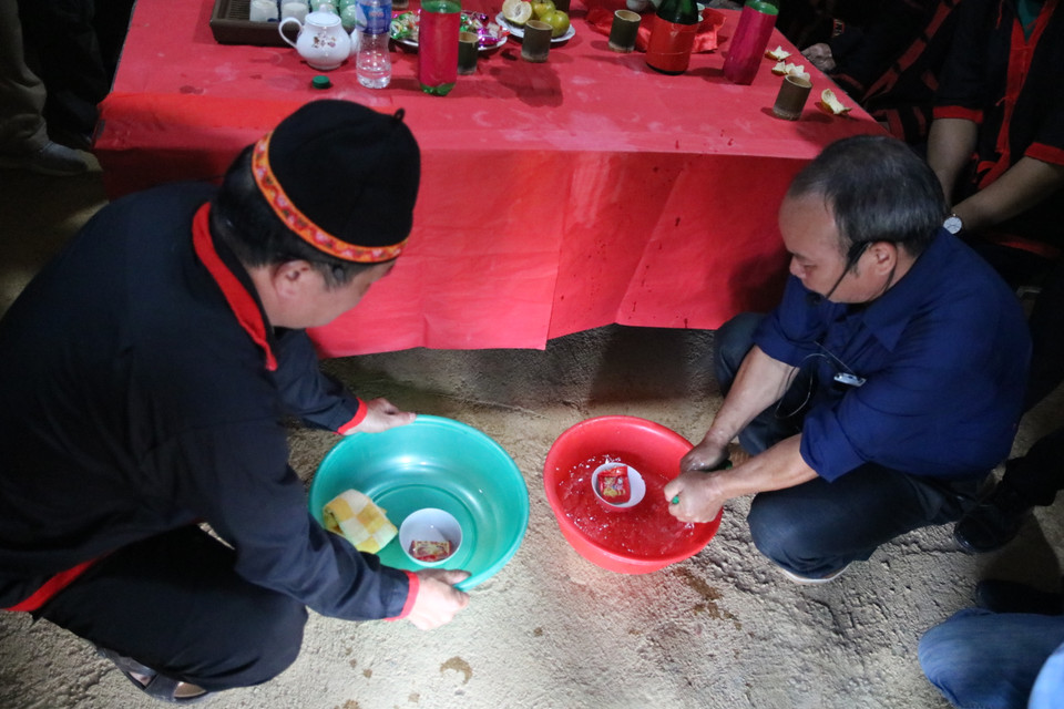 Cuối cùng, đại diện đoàn nhà trai, nhà gái sẽ dùng hai chiếc khăn đeo ở cổ cô dâu, chú rể để rửa tay. Trong mỗi chậu còn có một bao lì xì đỏ, trong đó có 2 đồng bạc. Đây được coi như lời cảm ơn của cô dâu chú rể tới những người quan làng đã giúp đỡ lễ cưới được trọn vẹn, thành công tốt đẹp. (Ảnh: Thanh Hà/TTXVN)