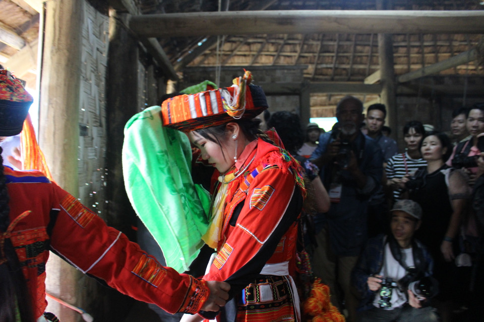 Xong xuôi, trưởng đoàn nhà trai nói lý bằng tiếng Pà Thẻn để cảm ơn còn các phù dâu sẽ đưa cô dâu rời nhà trước, theo phía sau là đoàn nhà gái. (Ảnh: Minh Anh/Vietnam+)