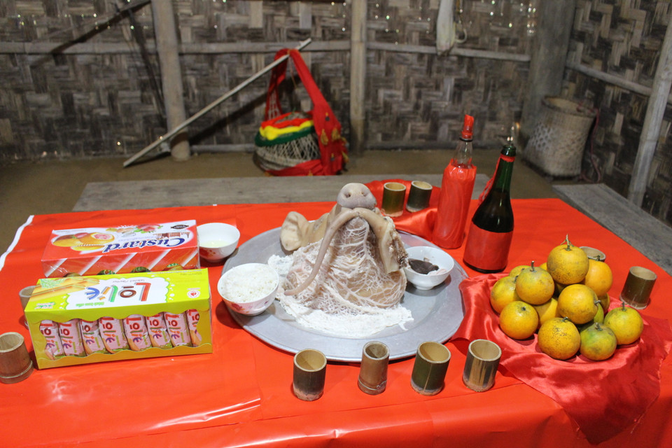 Các lễ vật được bày lần lượt trên bàn, dưới đất. (Ảnh: Minh Anh/Vietnam+)