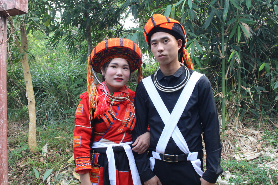 Thuộc nhóm 10 dân tộc thiểu số đặc biệt ít người, người Pà Thẻn phân bố rải rác tại khu vực các bản của tỉnh Hà Giang, Tuyên Quang. Khi nói đến cưới hỏi, người Pà Thẻn có tục ở rể hoặc đón dâu về nhà chồng giống người Kinh. Việc này sẽ tùy vào điều kiện và thỏa thuận giữa các gia đình, con trai sẽ tới ở rể tại nhà vợ nếu gia đình vợ neo người, thiếu con trai hoặc có điều kiện hơn nhà trai. Tại buổi tái hiện này, ban tổ chức đã chọn dựng lại lễ cưới của người Pà Thẻn ở Thôn My Bắc, xã Tân Bắc, huyện Quang Bình, Hà Giang, với hình thức gia đình nhà trai đi xin dâu, cưới cô gái về nhà chồng. (Ảnh: Minh Anh/Vietnam+)