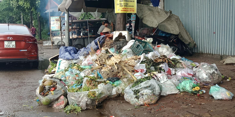 ...rác tràn ngập lên cả vỉa hè... (Ảnh: Hùng Võ/Vietnam+)